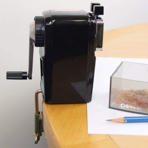 APONTADOR DE LÁPIS DE MESA MECÂNICO COM MANIVELA PR-03 CIS